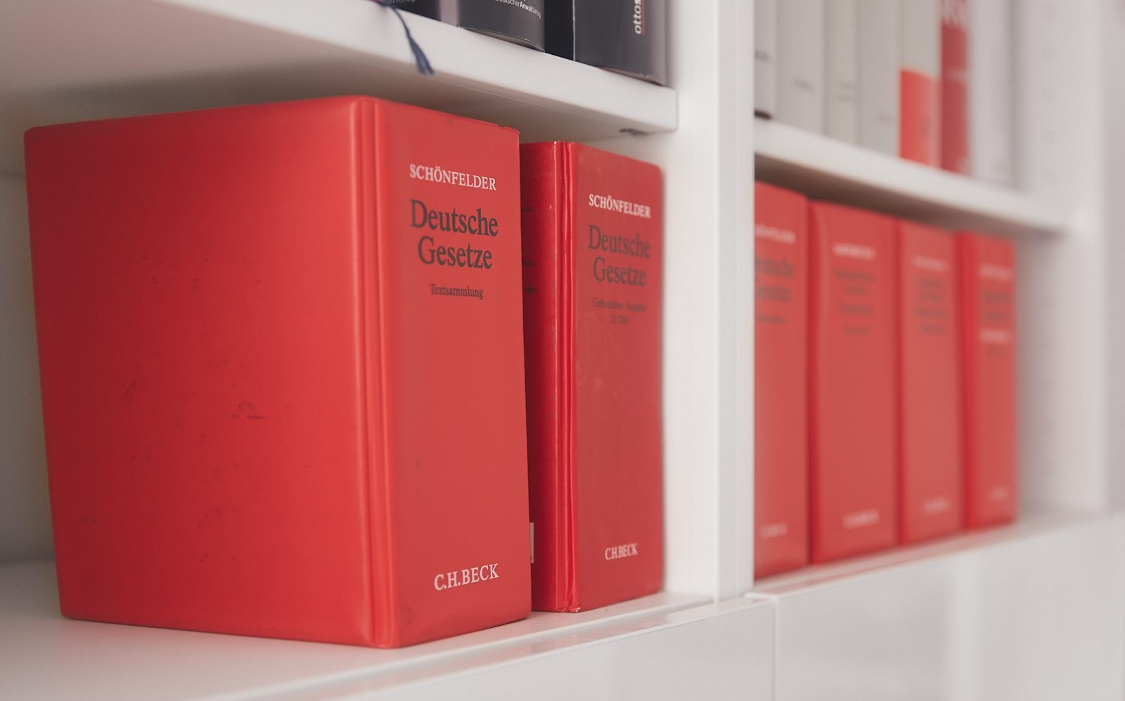Rote Gesetzbücher und Kommentare zum Erbrecht im Regal